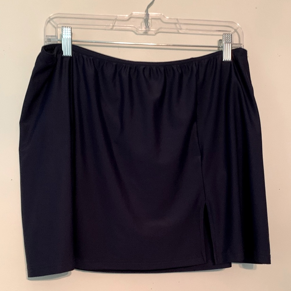 A Shore Fit Off Set Slit Navy Skort